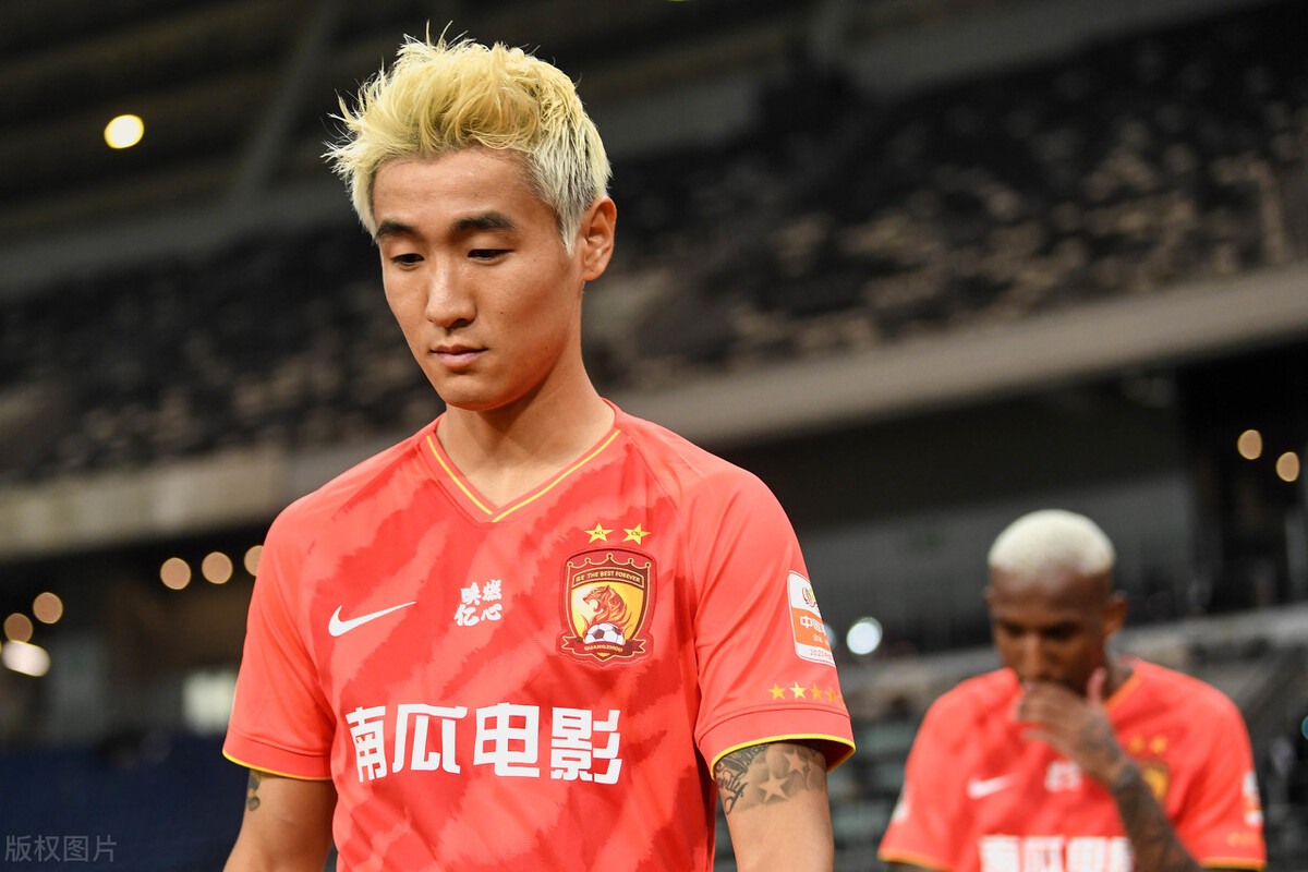 韦世豪戴伟浚,韦世豪队长袖标给了黄博文