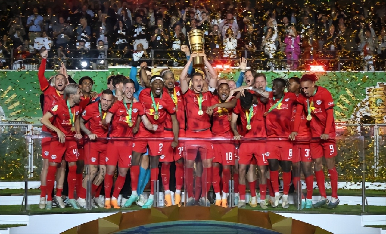 足坛欧冠夺冠庆祝时刻,皇马迎来姆巴佩再掀豪门风暴