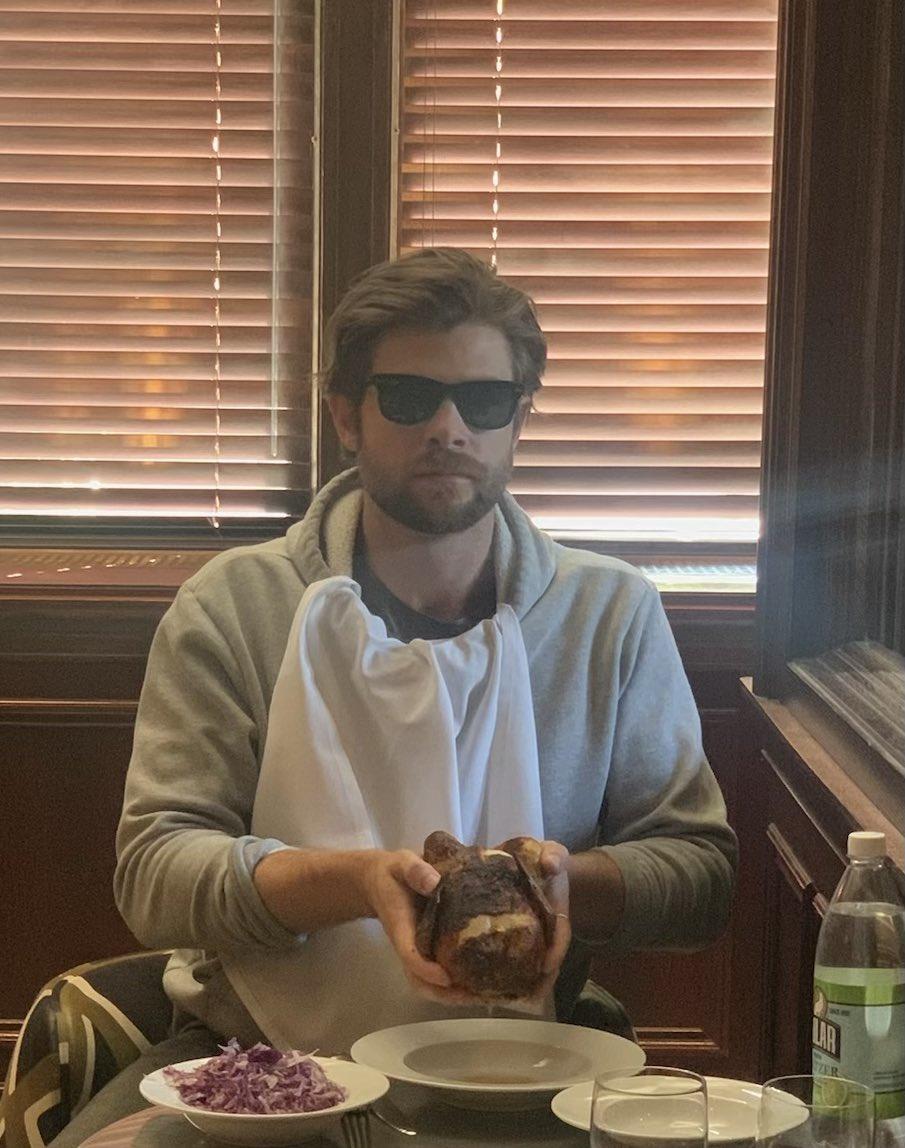 为拯救世界，美国帅哥决定狂吃40只鸡！全城500人现场围观加油