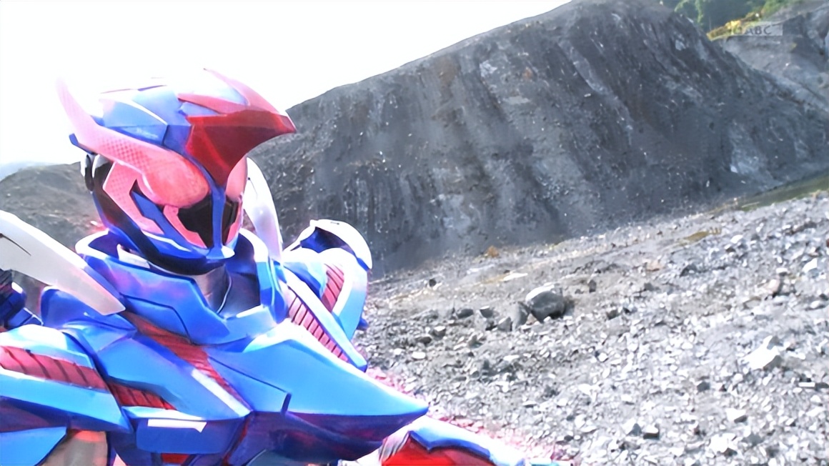 超越贝尔皮套写真：拥有异类龙牙的手臂，比想象中要帅气不少