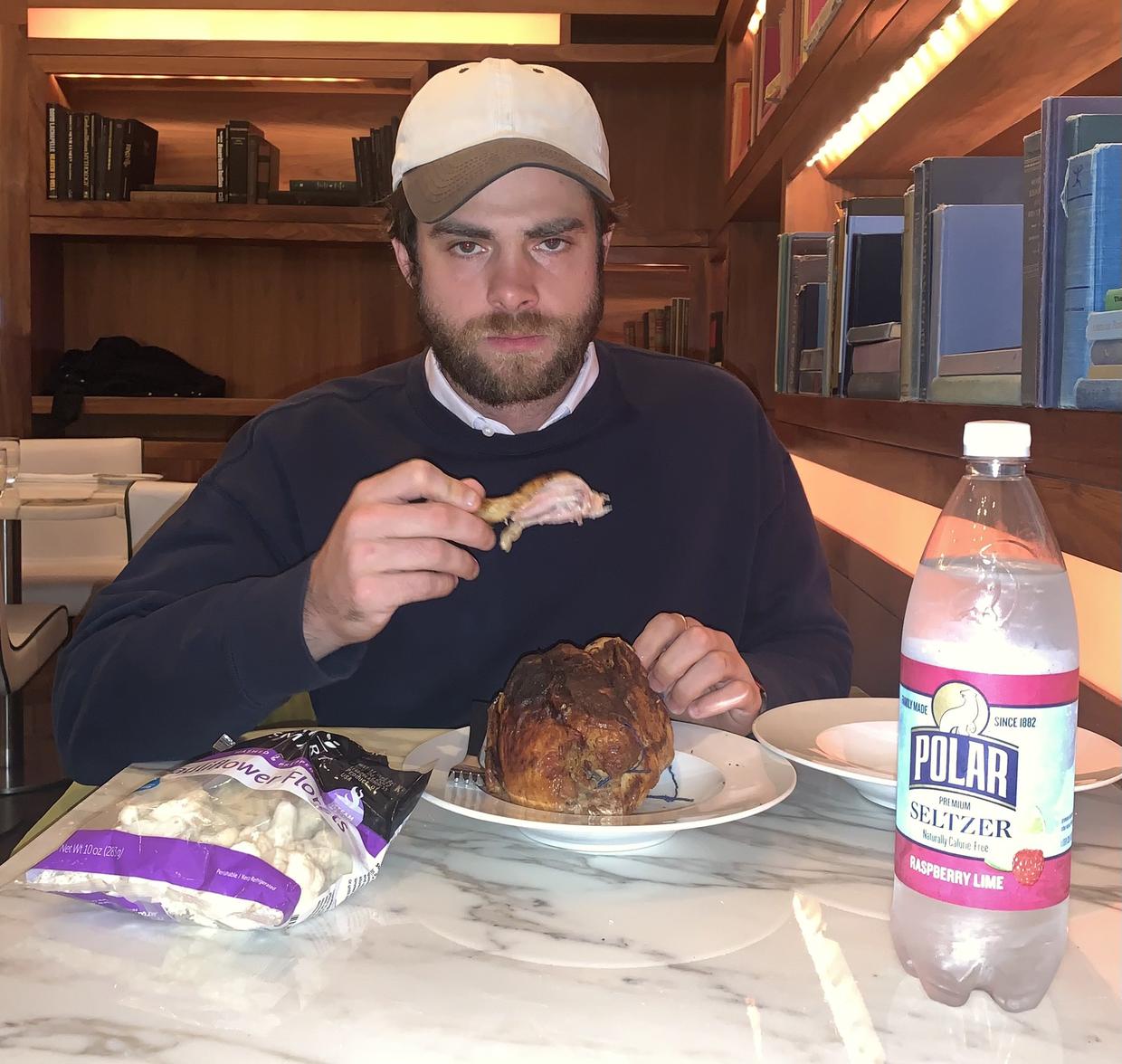 为拯救世界，美国帅哥决定狂吃40只鸡！全城500人现场围观加油