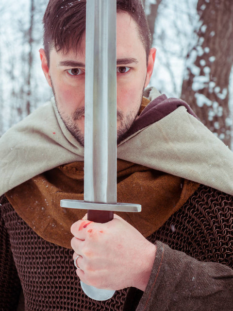 奥斯兰迪亚双刃长剑，在中世纪战争中的独特设计和战斗特性