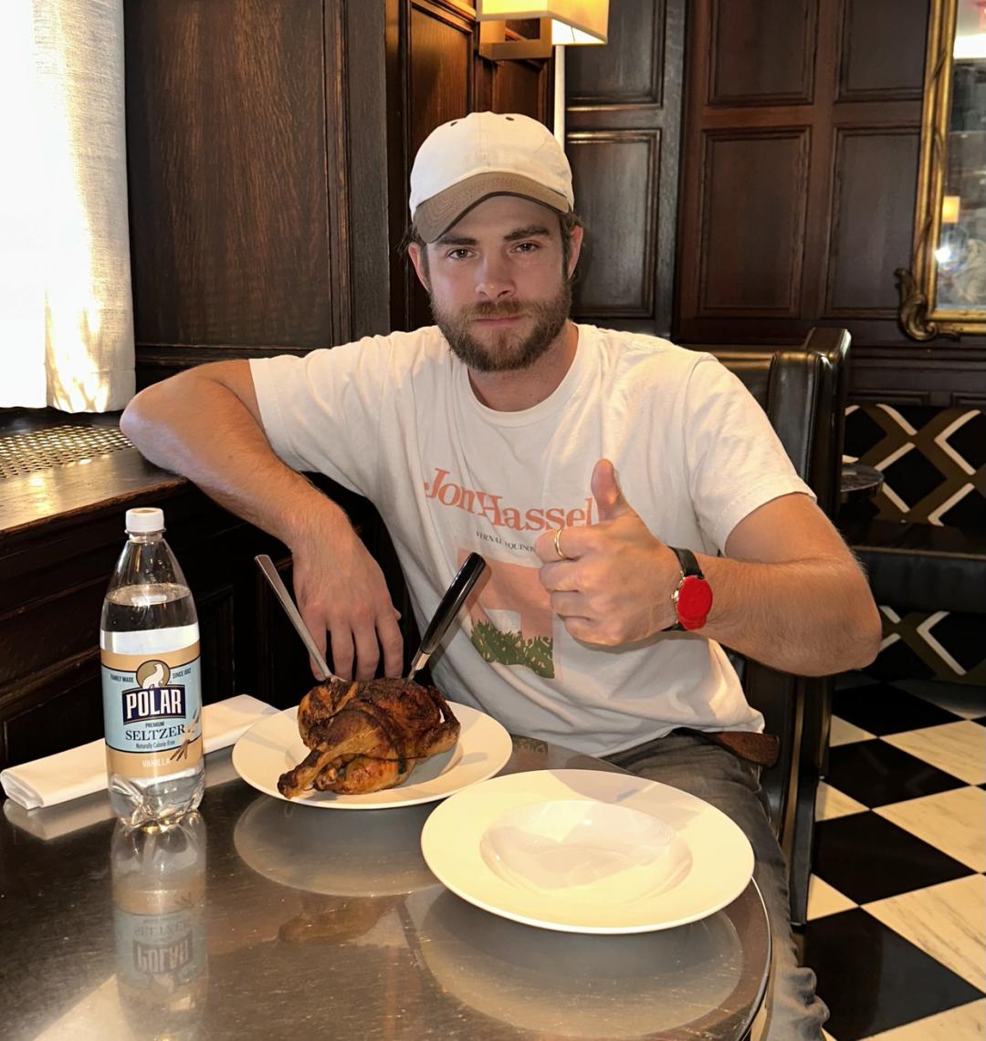 为拯救世界，美国帅哥决定狂吃40只鸡！全城500人现场围观加油