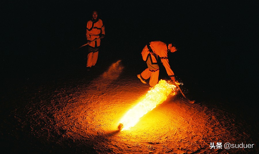 黑暗中闪光的小男孩,黑暗之中的少年