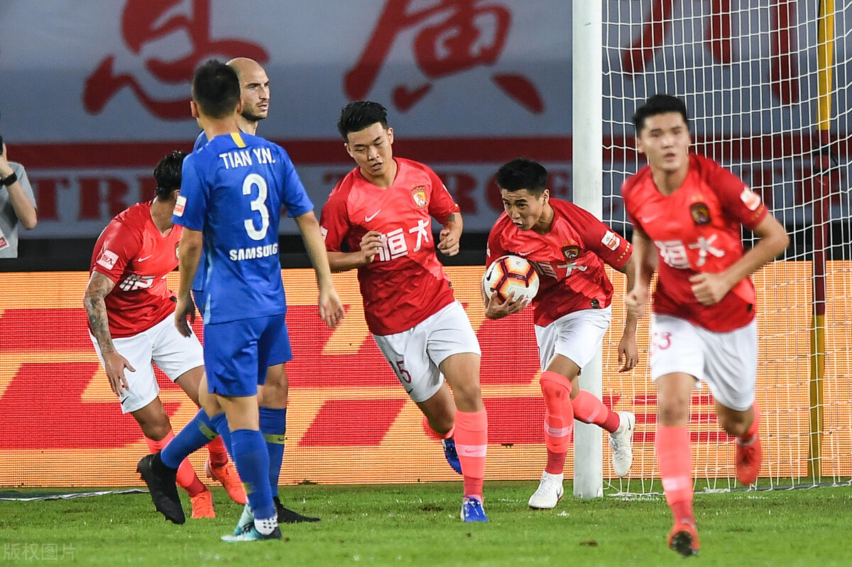 韦世豪戴伟浚,韦世豪队长袖标给了黄博文