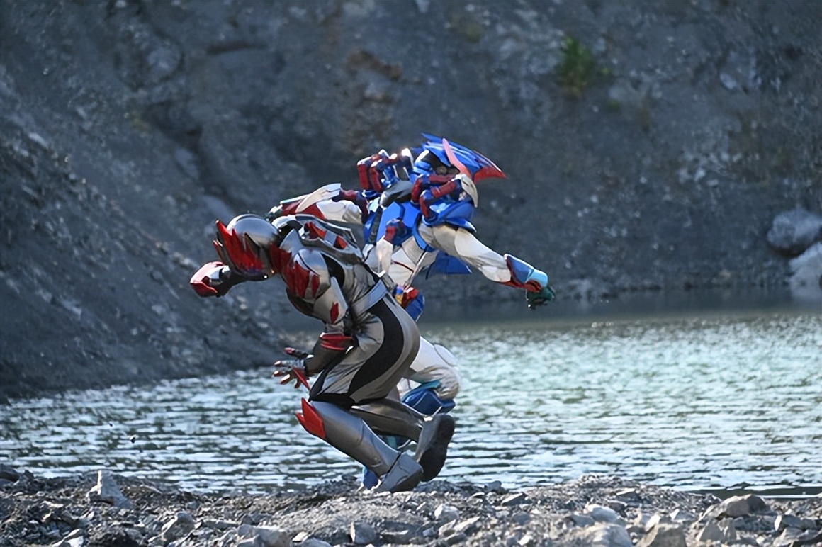 超越贝尔皮套写真：拥有异类龙牙的手臂，比想象中要帅气不少