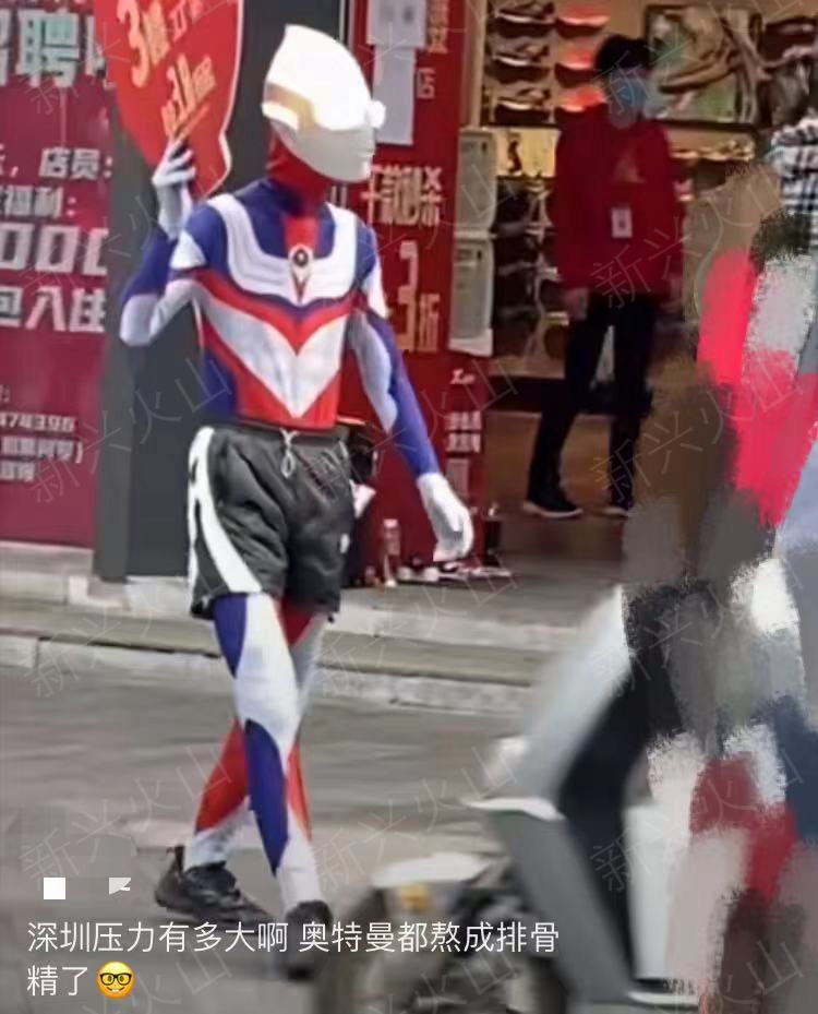 一男子扮奥特曼,男子化身奥特曼吸引顾客