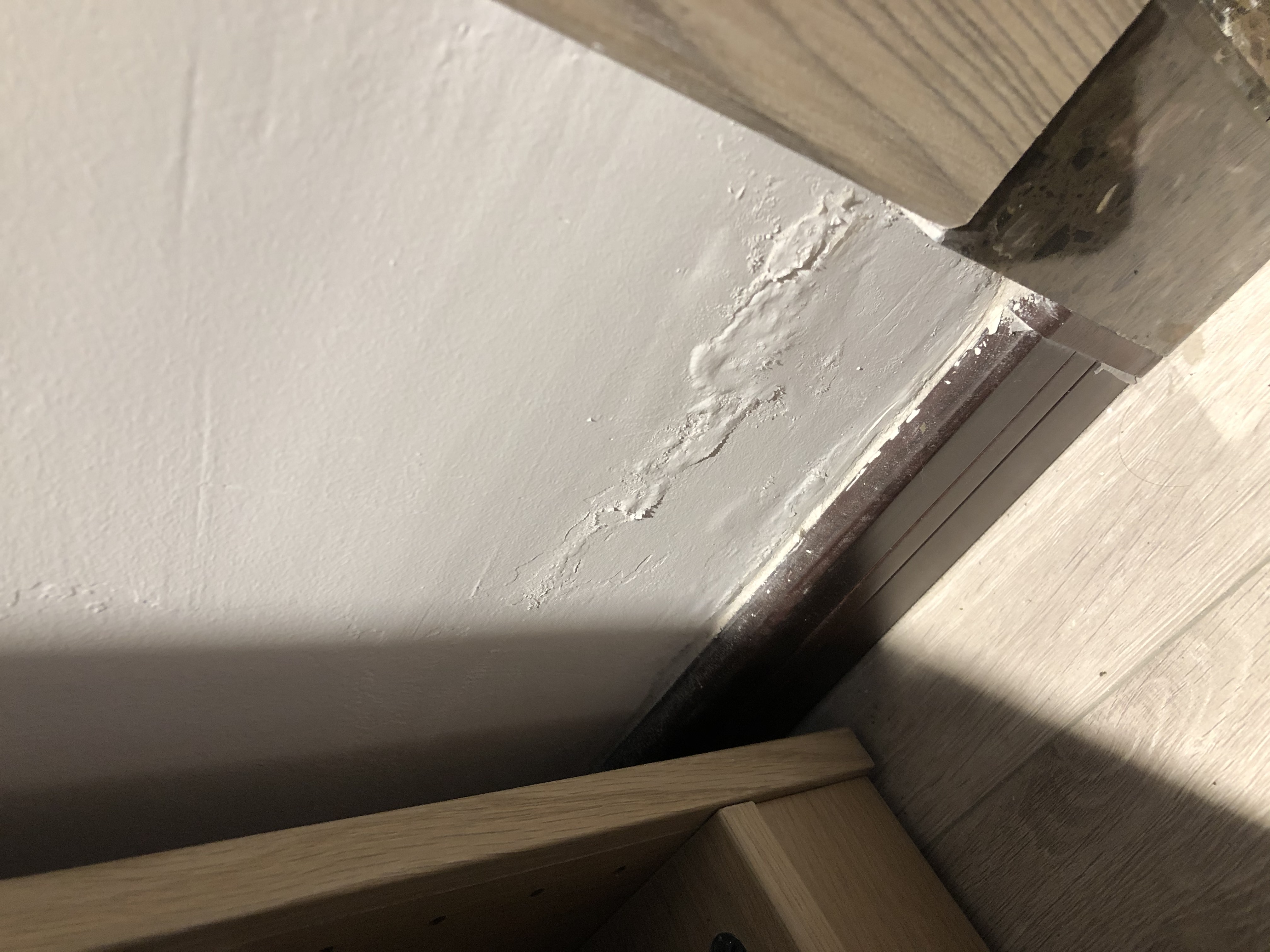 刚装修好房子返潮怎么办,刚装修的房子返碱严重