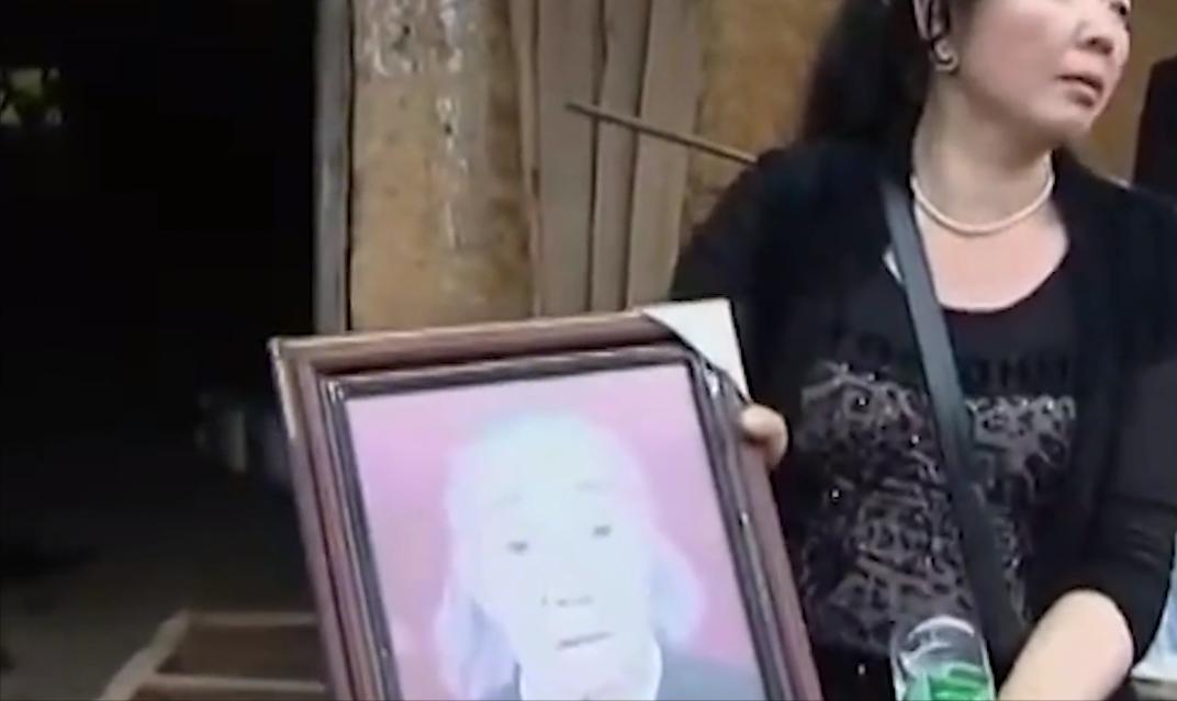 湖南88岁老太喝药自杀，三儿子围看等老人咽气，放话她早该死了!