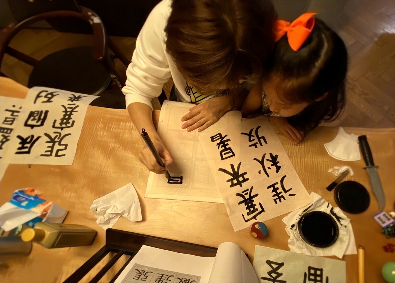 孙俪晒带儿女游玩照,孙俪晒与亲妹妹同框照