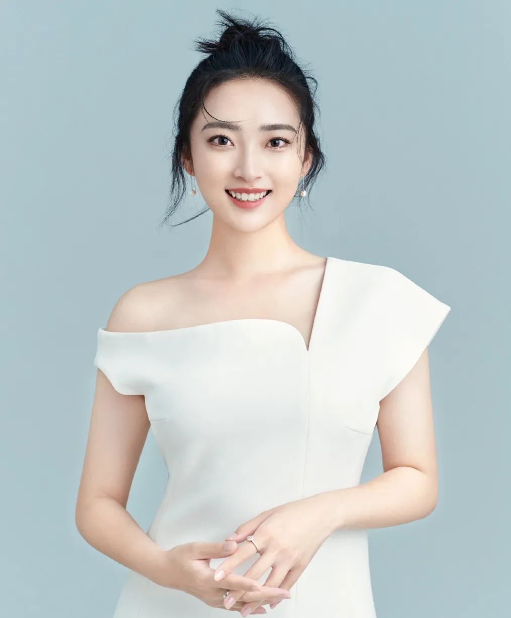 中传毕业，气质出众，这位校花主持人藏不住了