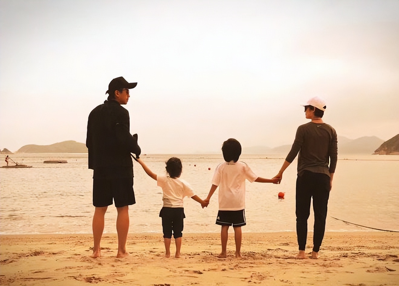 孙俪晒带儿女游玩照,孙俪晒与亲妹妹同框照