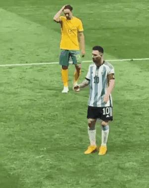 拥抱梅西的18岁球迷全过程,拥抱梅西旁边的保安