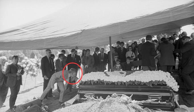 李小龙的情人后来嫁给谁了,李小龙莎朗法雷尔