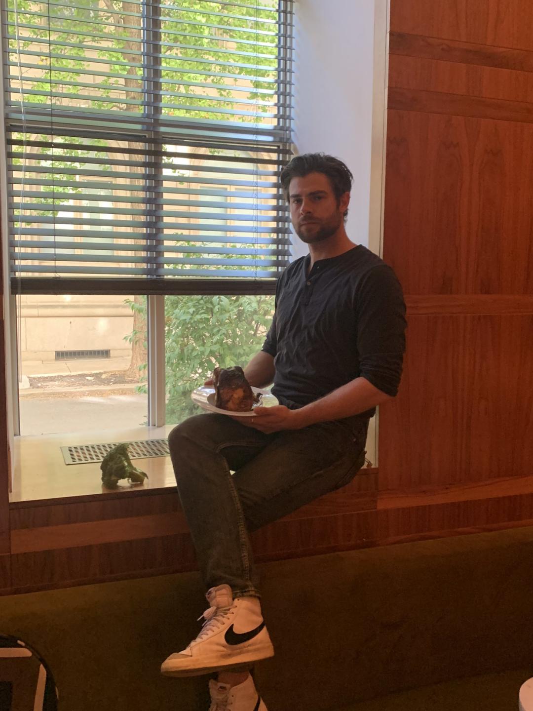 为拯救世界，美国帅哥决定狂吃40只鸡！全城500人现场围观加油