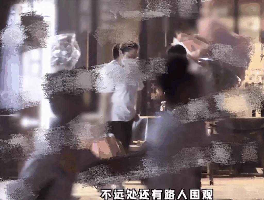 曝关晓彤陪鹿晗踢球，独自在场边挨冻等待两个小时，力破分手传闻