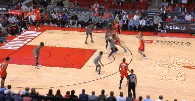 争议！篮网中锋垫脚对手，苏群直呼没问题，裁判看完回放却吹恶犯