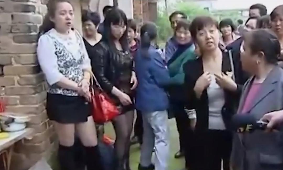 湖南88岁老太喝药自杀，三儿子围看等老人咽气，放话她早该死了!