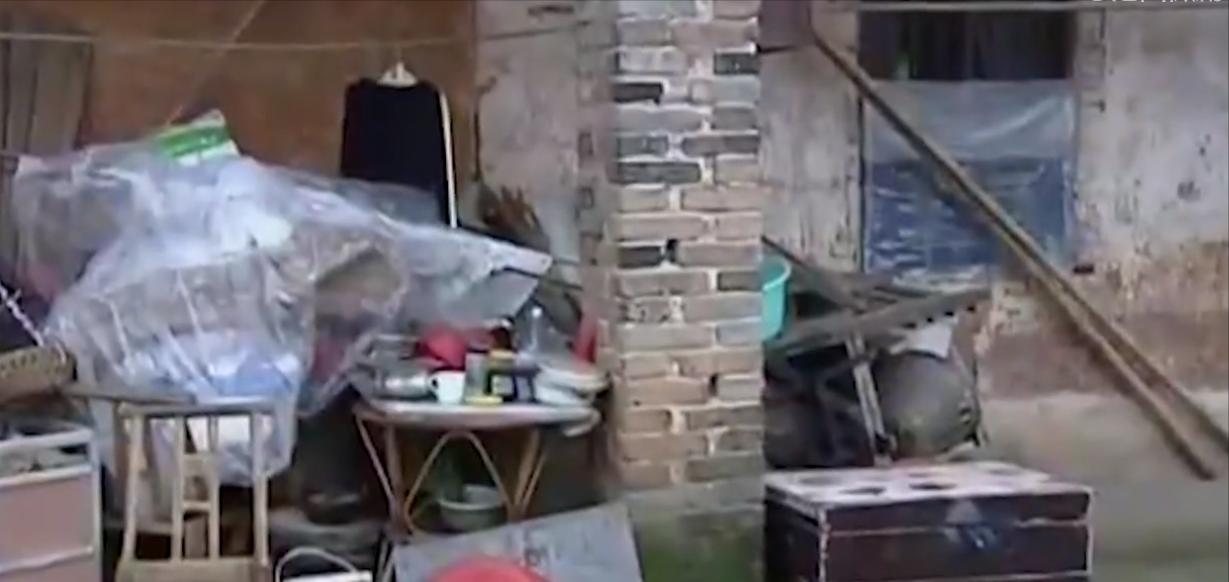 湖南88岁老太喝药自杀，三儿子围看等老人咽气，放话她早该死了!