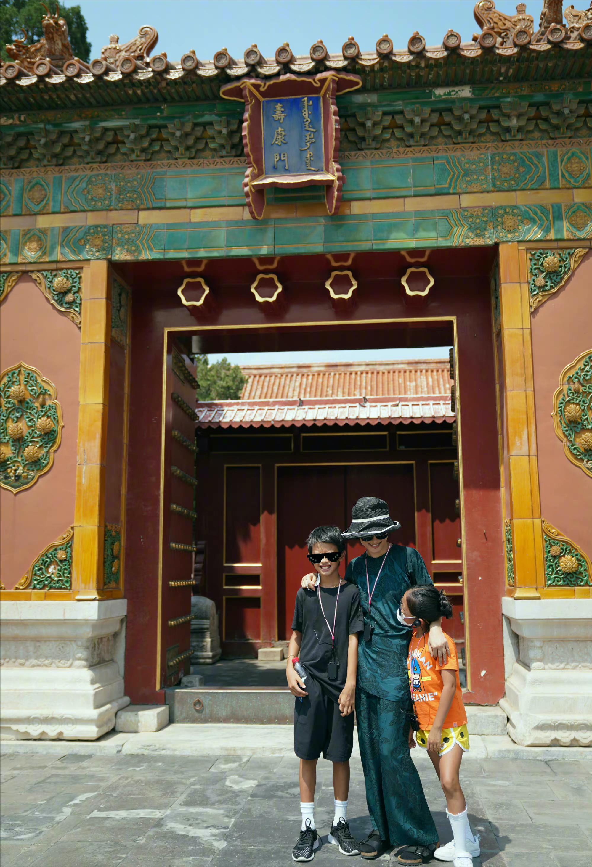 孙俪晒带儿女游玩照,孙俪晒与亲妹妹同框照