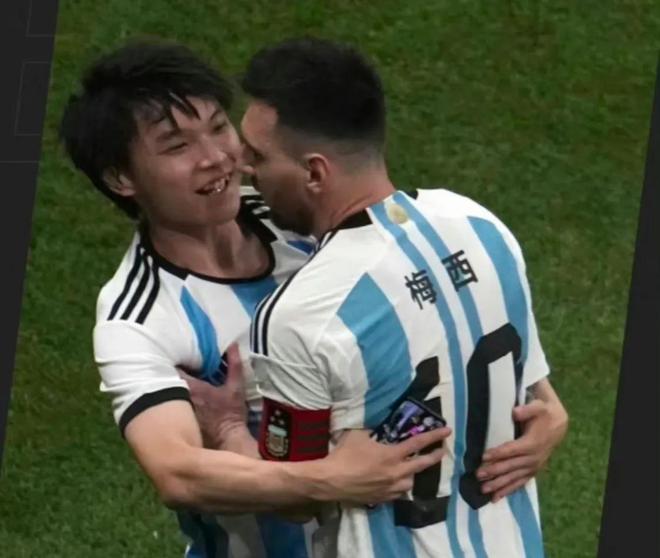 拥抱梅西的18岁球迷全过程,拥抱梅西旁边的保安