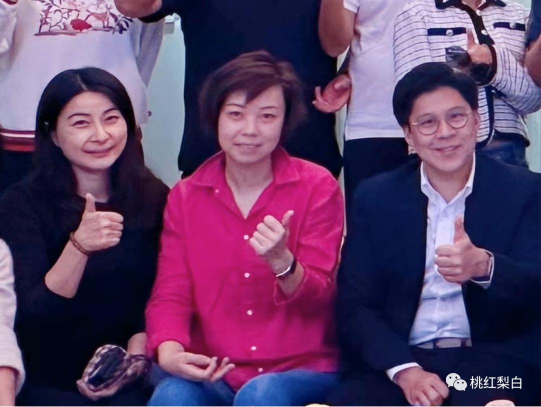 郭晶晶出席名流晚宴站c位,郭晶晶合照c位