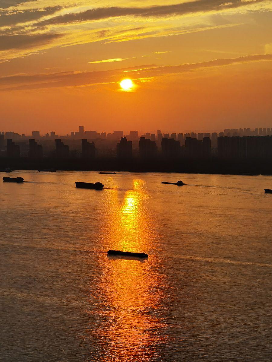 山河远阔不如一碗人间烟火的意思,山河远阔音乐