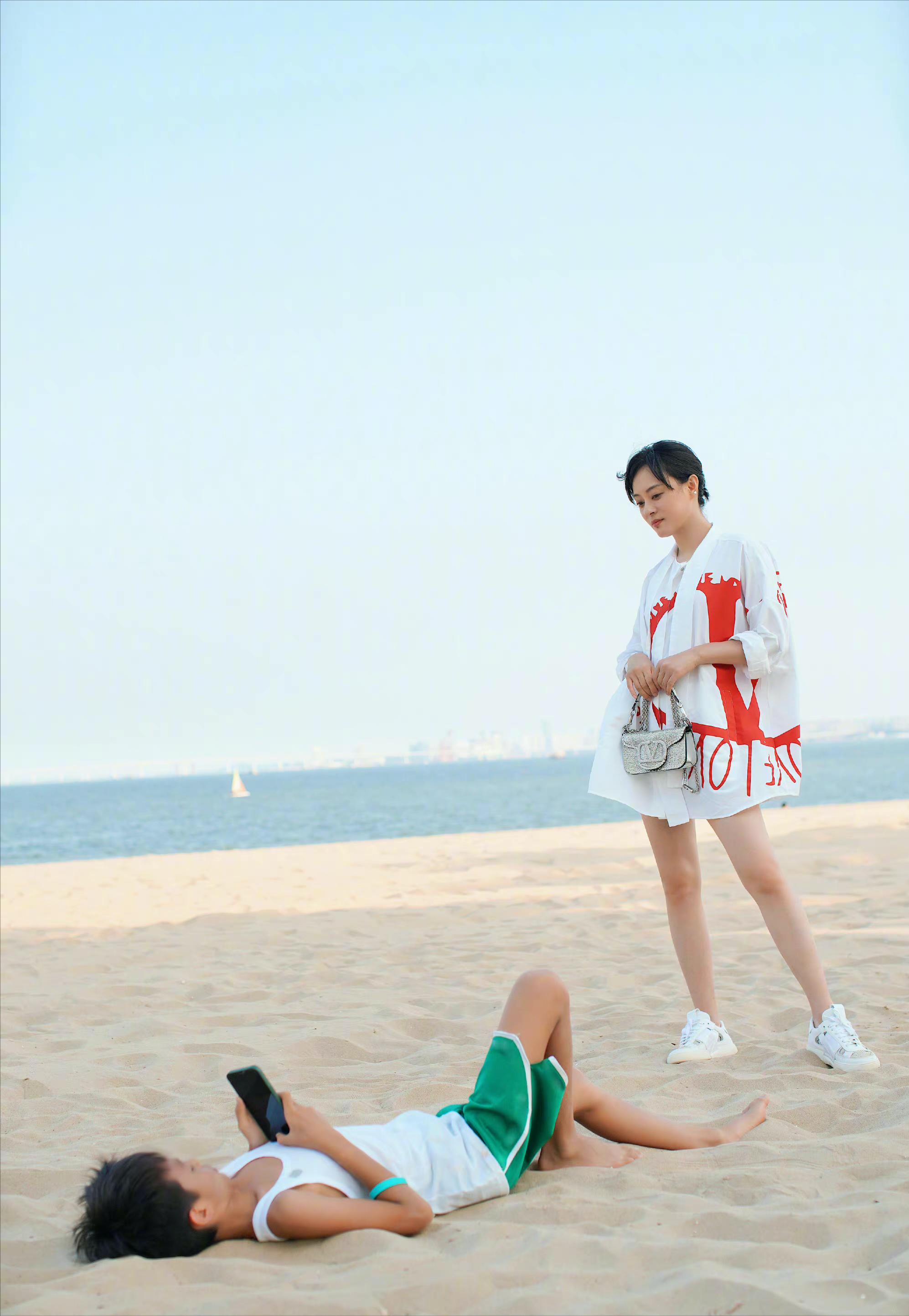 孙俪晒带儿女游玩照,孙俪晒与亲妹妹同框照