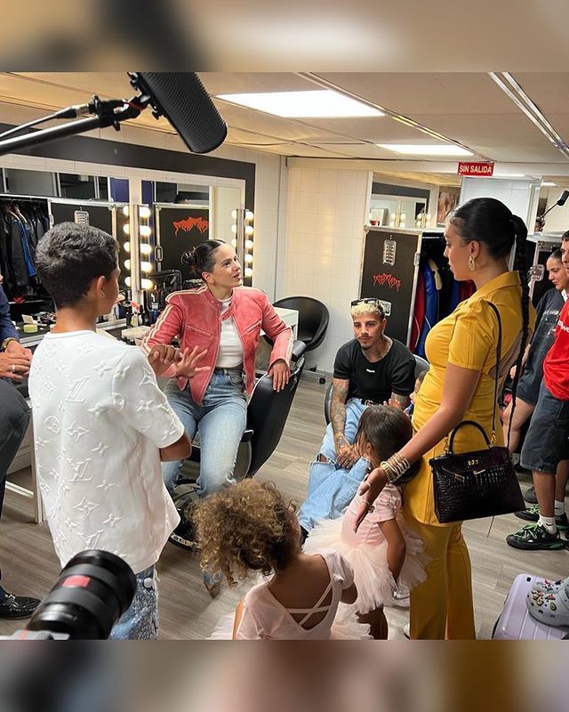 c罗女友带4个孩子现身球场,c罗晒全家福女友和五个孩子出镜