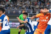 没法踢了？丑陋的判罚再次左右比赛。中超执法泰山已现破窗效应