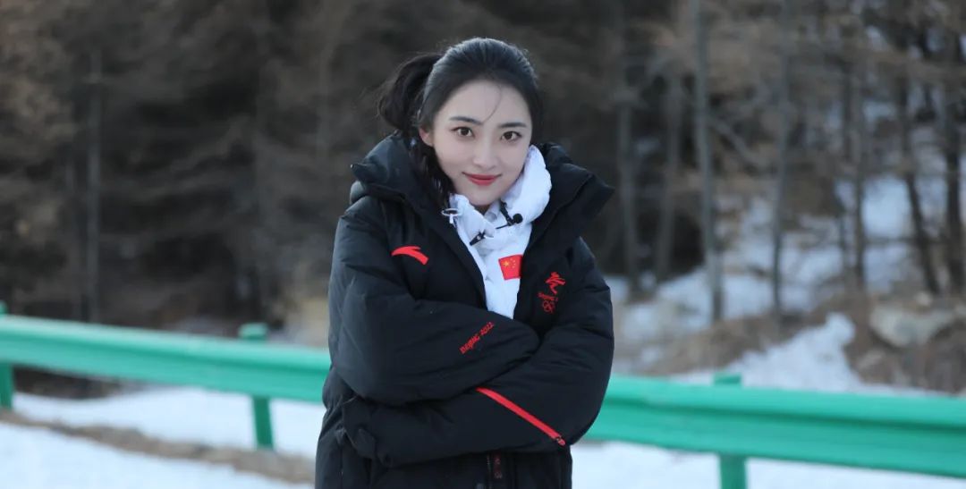 中传毕业，气质出众，这位校花主持人藏不住了