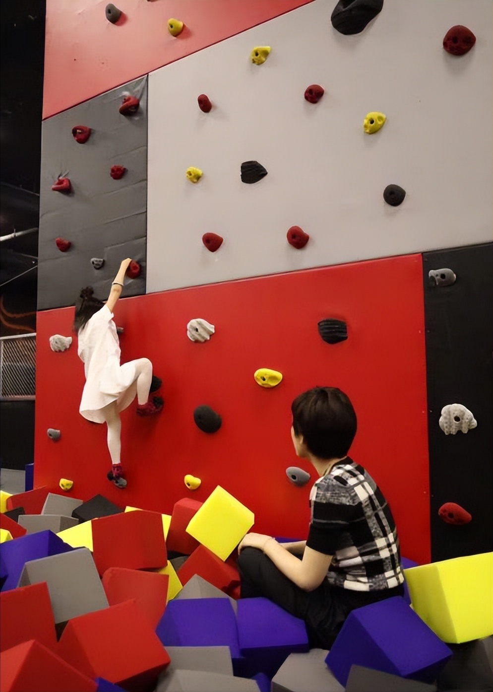 孙俪晒带儿女游玩照,孙俪晒与亲妹妹同框照