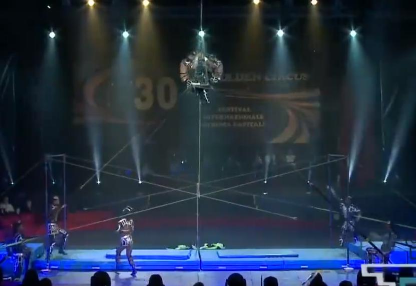 杂技女演员坠亡是谁,观众还原女杂技演员坠亡事件
