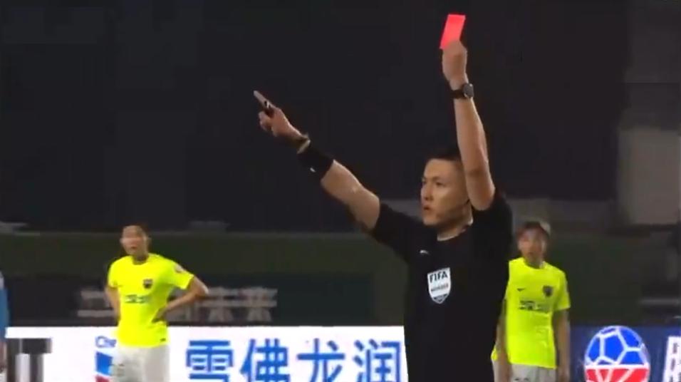 中超奇葩裁判再出神判罚,中超严惩裁判争议判罚