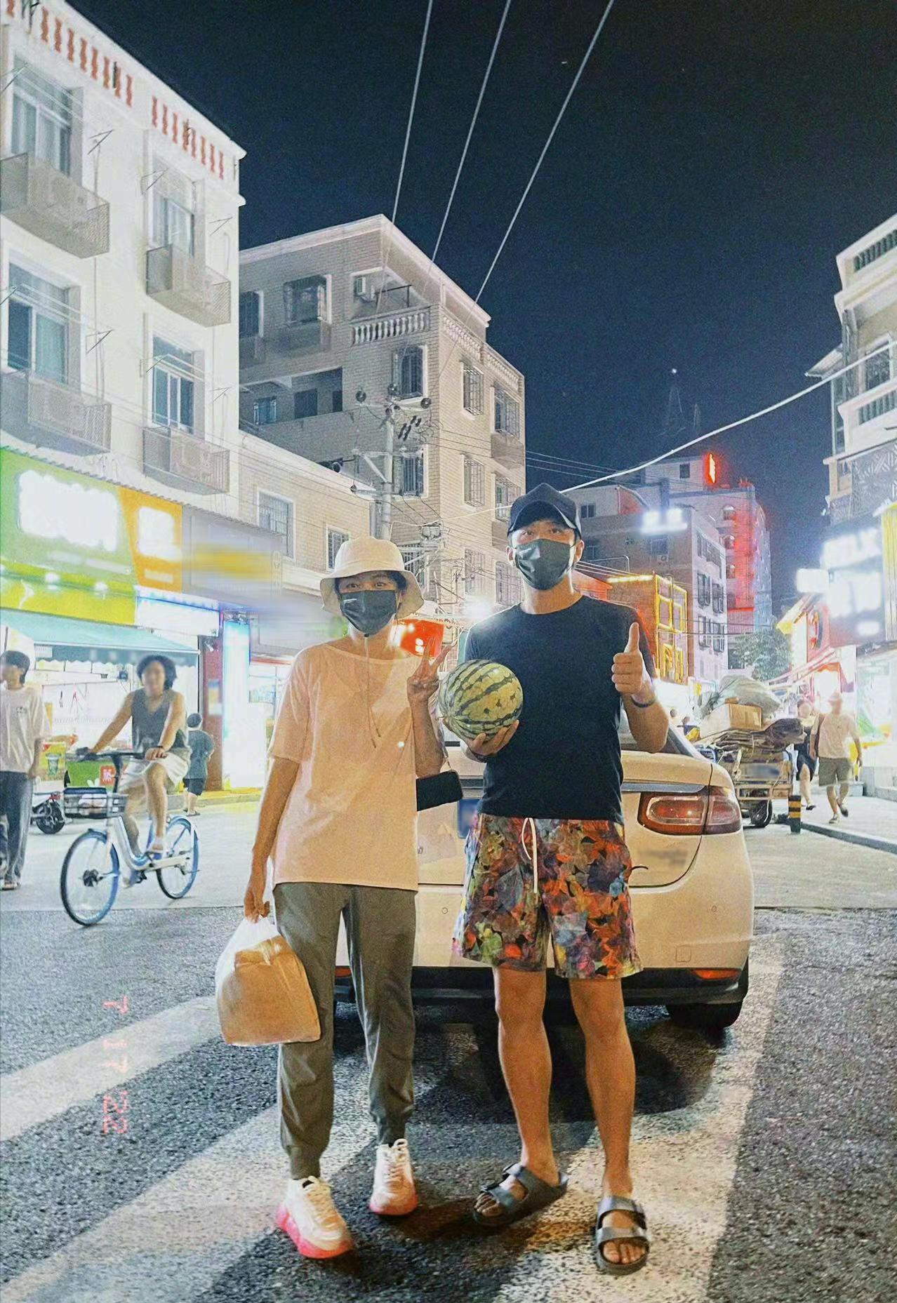 孙俪晒带儿女游玩照,孙俪晒与亲妹妹同框照