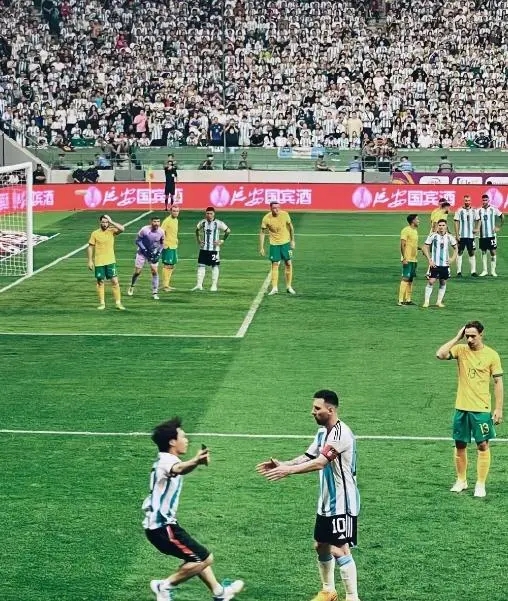 拥抱梅西的18岁球迷全过程,拥抱梅西旁边的保安