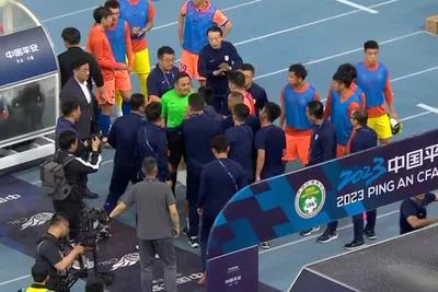 没法踢了？丑陋的判罚再次左右比赛。中超执法泰山已现破窗效应