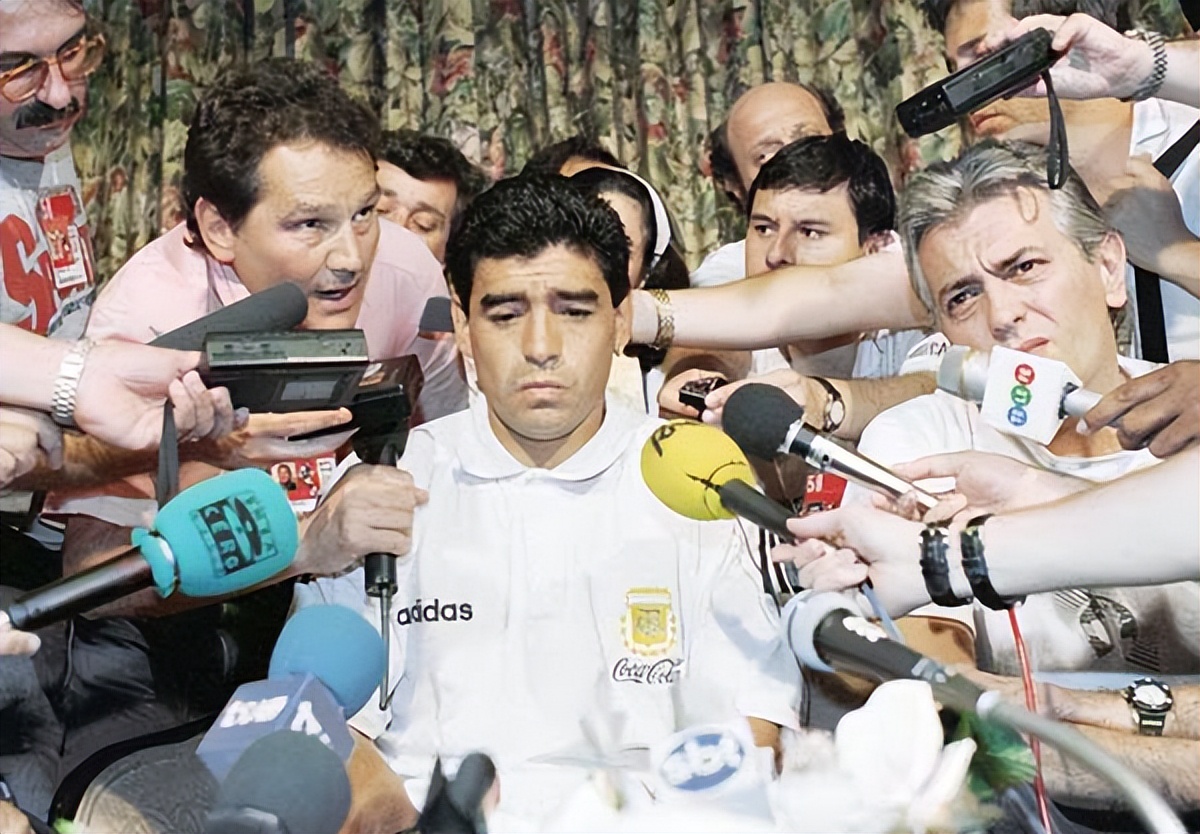 世界足坛历史10大足球明星,目前世界十大足球传奇球星