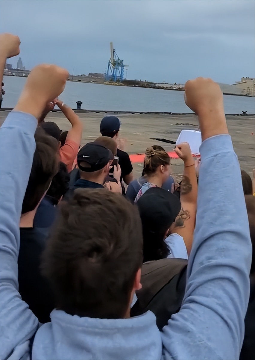 为拯救世界，美国帅哥决定狂吃40只鸡！全城500人现场围观加油