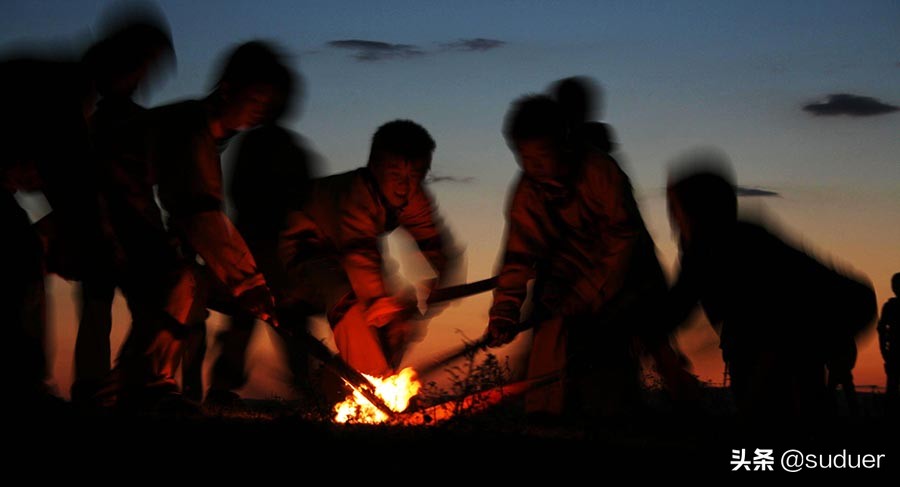 黑暗中闪光的小男孩,黑暗之中的少年
