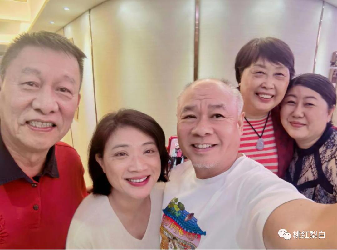 郭晶晶出席名流晚宴站c位,郭晶晶合照c位