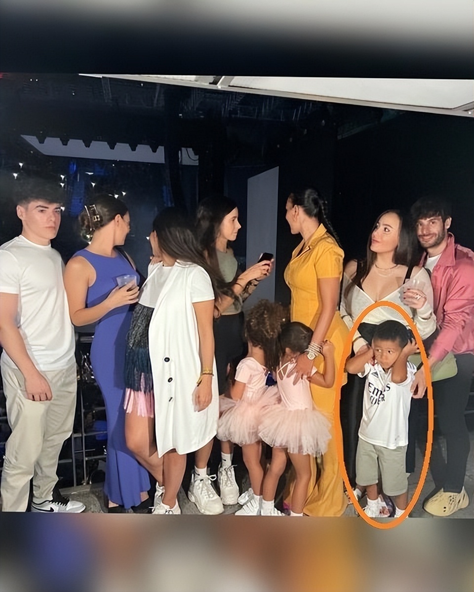 c罗女友带4个孩子现身球场,c罗晒全家福女友和五个孩子出镜