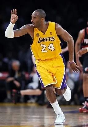 他对篮球坚持不懈的精神，值得我们去学习，他仿佛从未走远