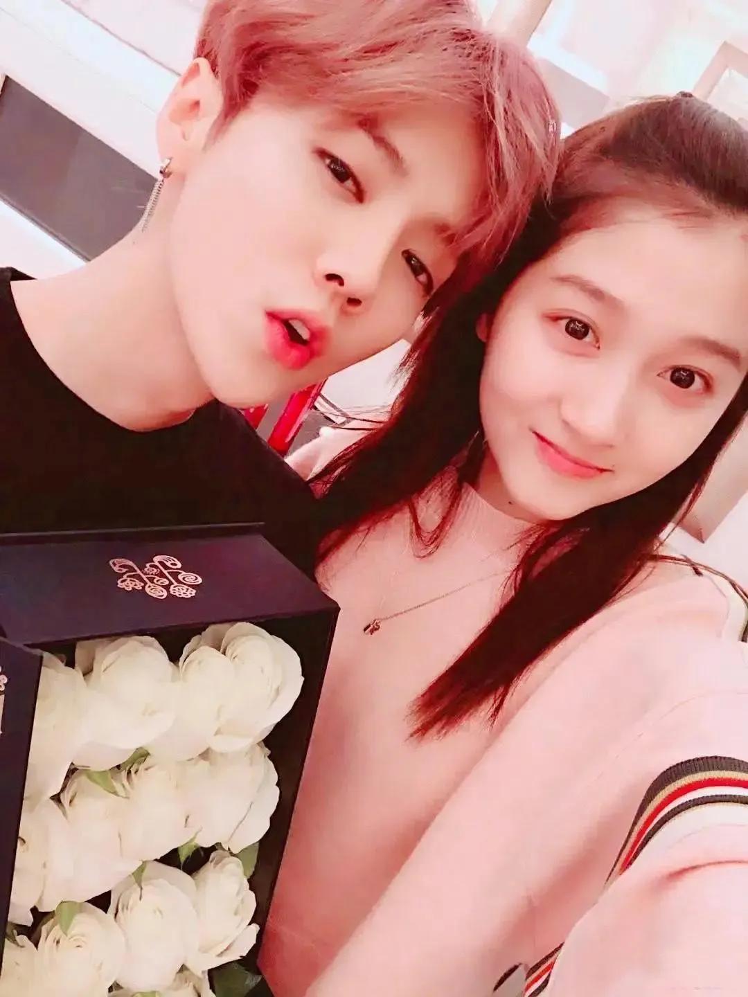 曝关晓彤陪鹿晗踢球，独自在场边挨冻等待两个小时，力破分手传闻