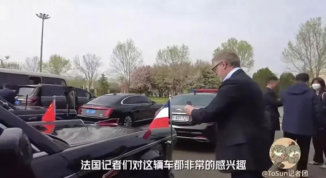 马克龙访华献花的小女孩视频,马克龙访华接机献花的中国女孩