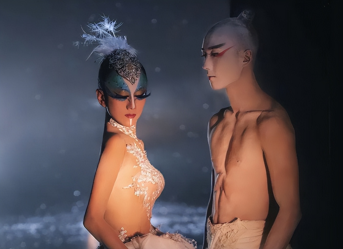 “裸体”艺术，64岁杨丽萍的孔雀舞，真的不是在公开耍流氓？