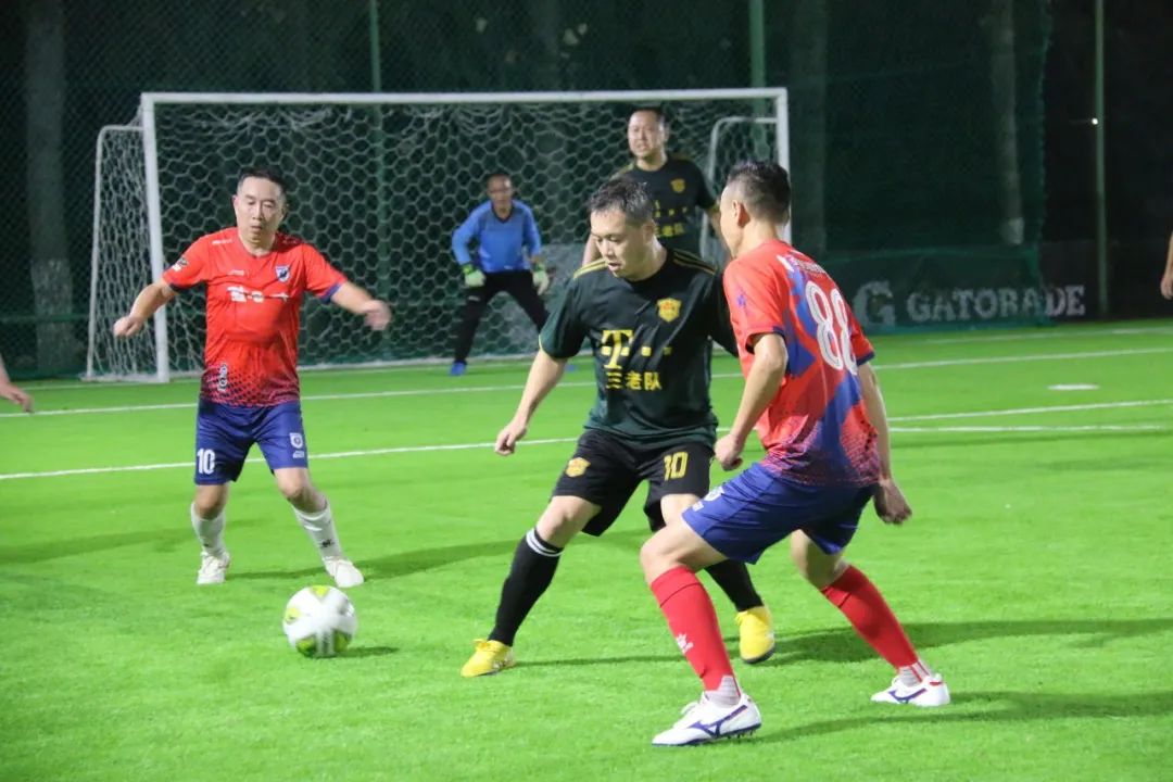 业余球员踢足球,业余球员踢球动作太拖拉