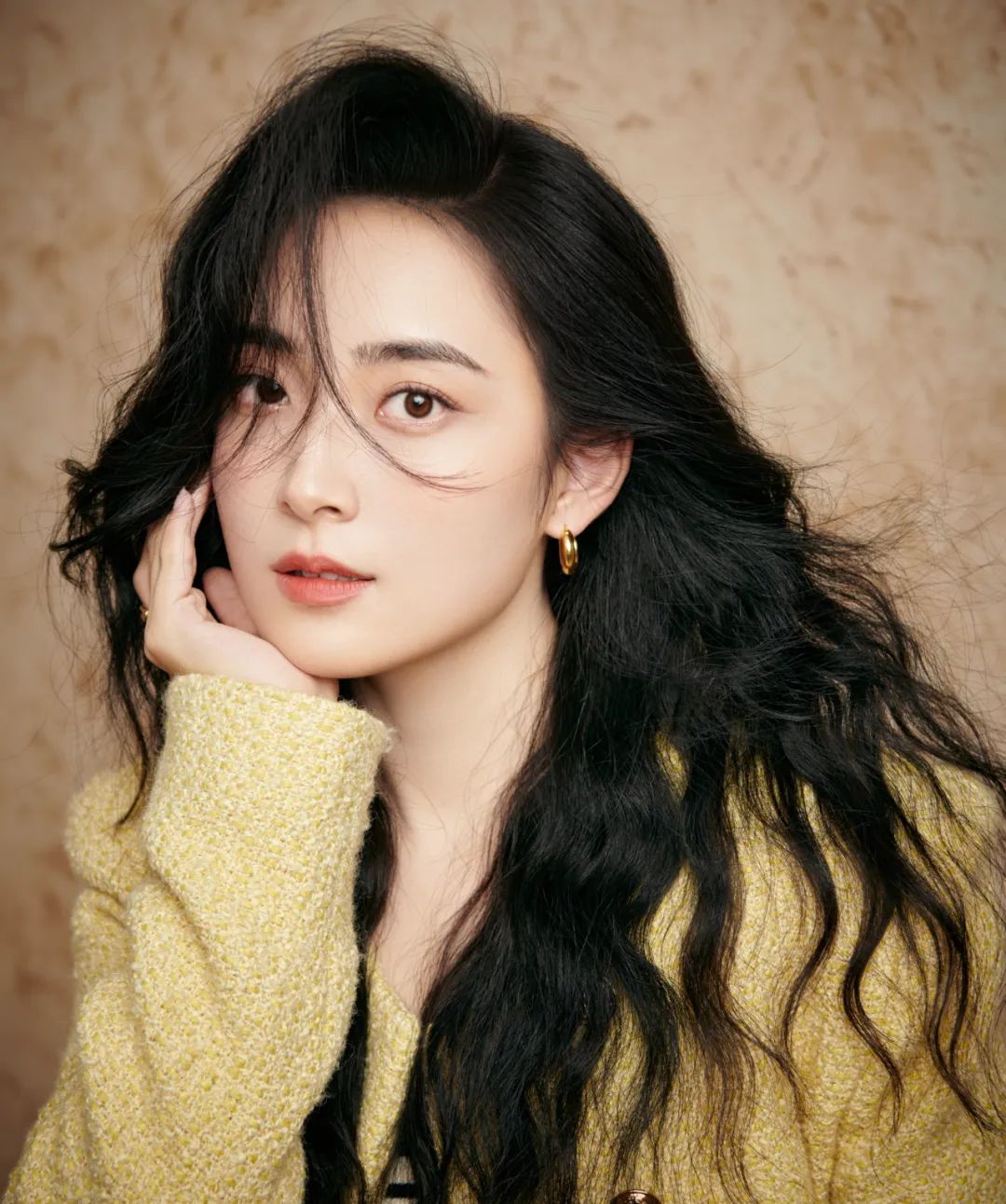 中传毕业，气质出众，这位校花主持人藏不住了