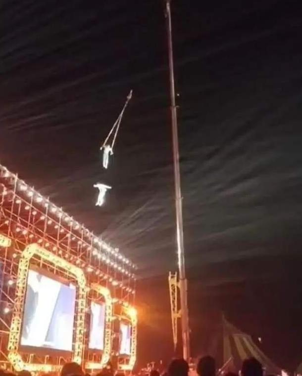 杂技女演员坠亡是谁,观众还原女杂技演员坠亡事件