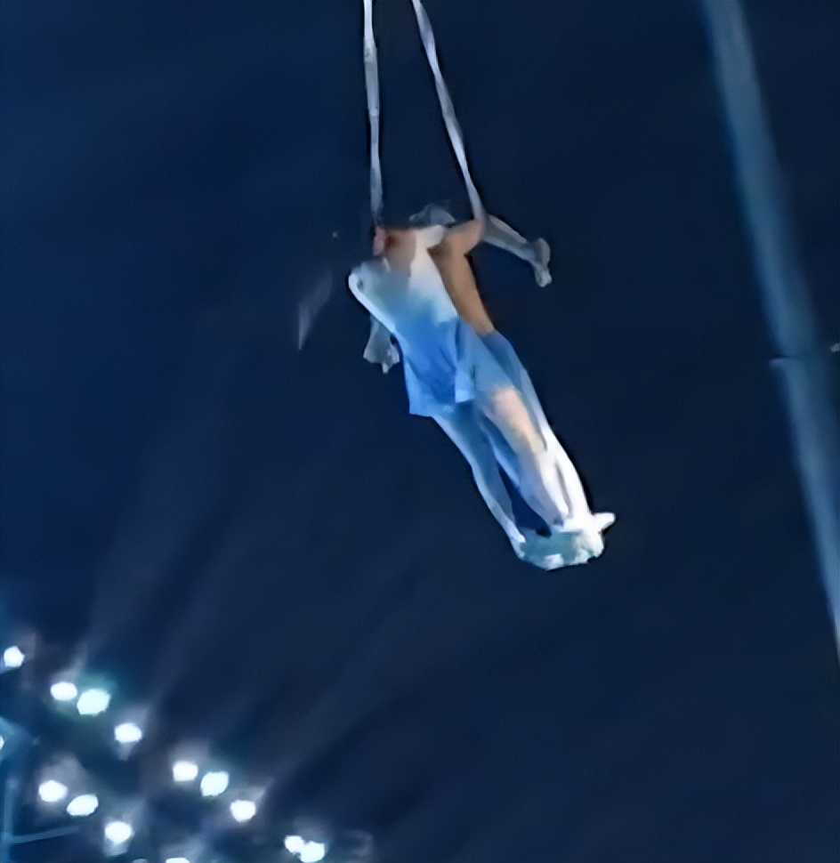 杂技女演员坠亡是谁,观众还原女杂技演员坠亡事件